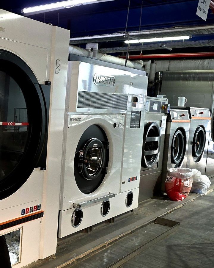 Dry cleaning equipment for delicate garments