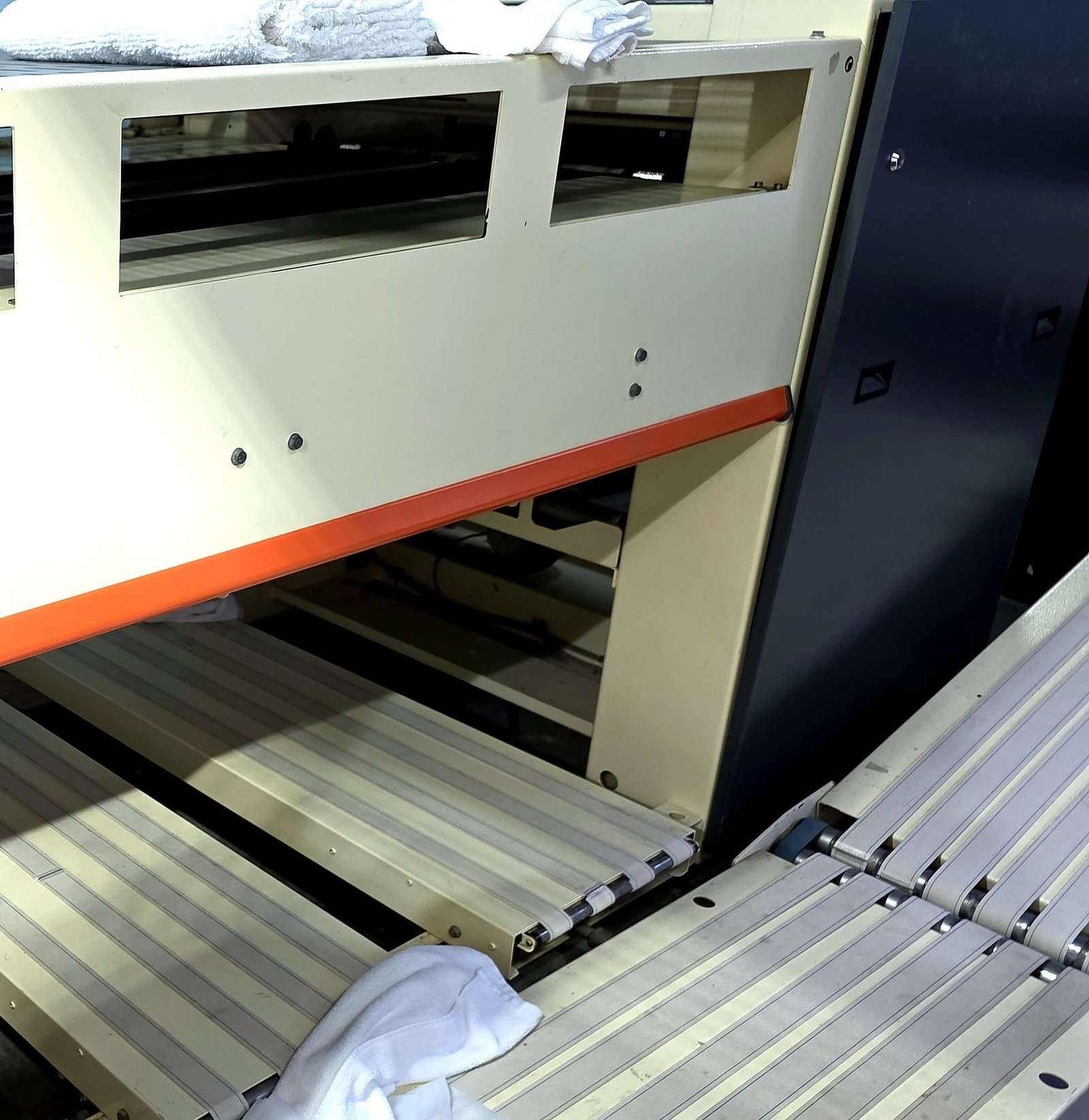 Finishing conveyor output